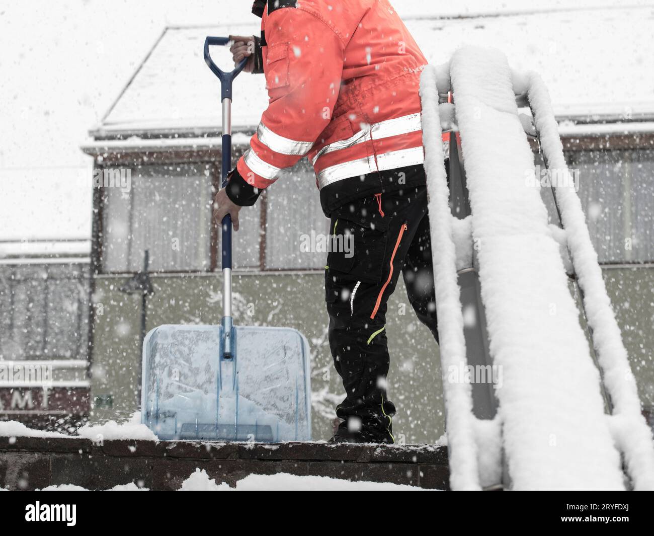 Rimozione della neve con pala da neve Foto Stock