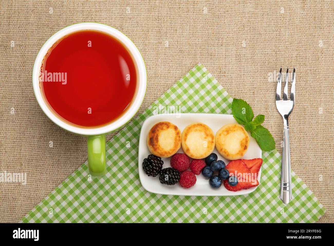 Frittelle al formaggio europeo di quark con frutta Foto Stock