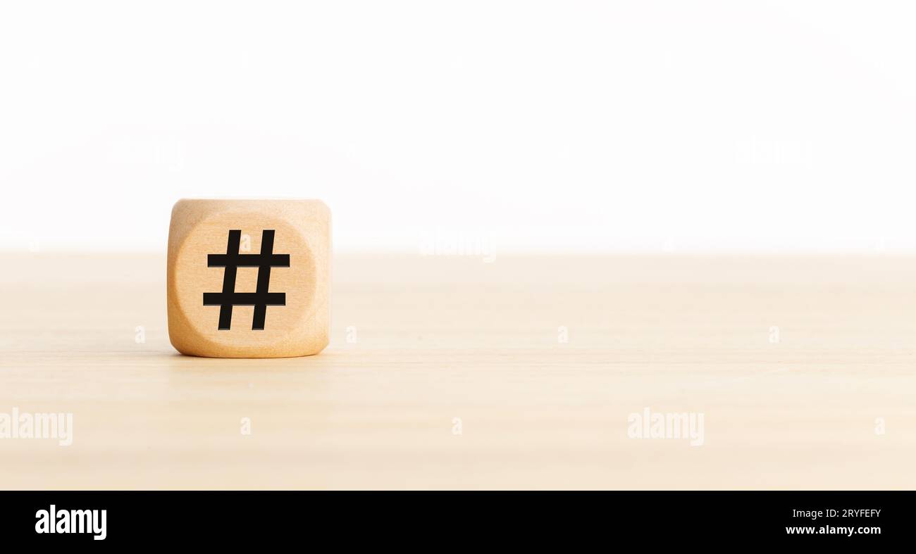 Simbolo hashtag su cubo di legno. Spazio di copia Foto Stock