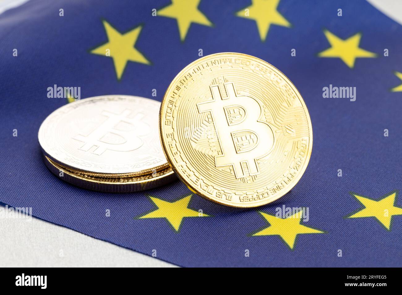 Monete da criptovaluta Bitcoin sulla bandiera nazionale dell'Unione europea. Il concetto di regolamentazione della legge di Crypto Foto Stock