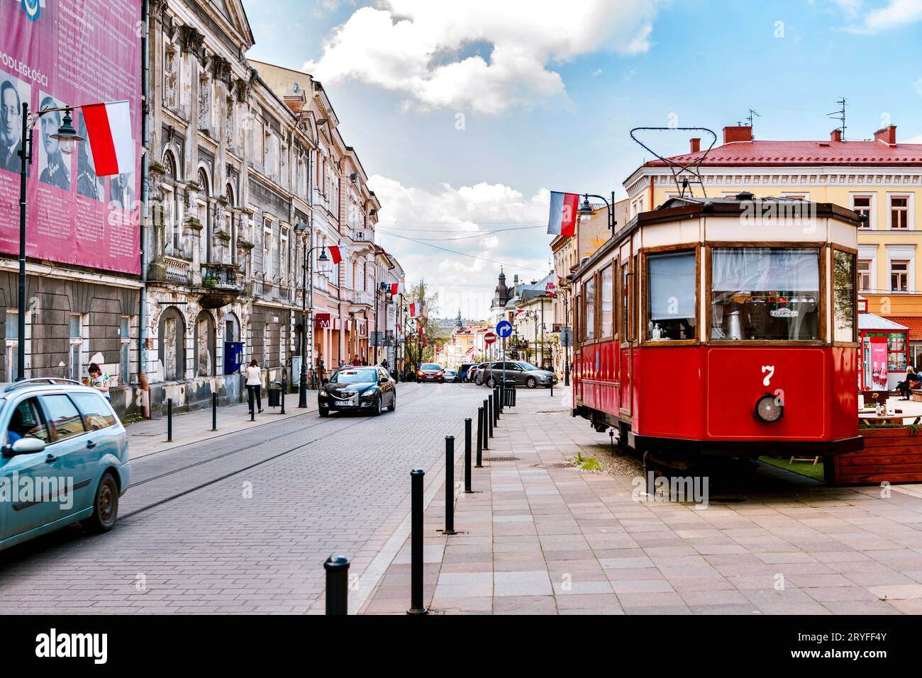 Un insolito monumento dedicato a una fermata del tram. Un tram correva qui dal 1911 al 1942, e i cittadini non possono dimenticarsene fino ad oggi. Foto Stock
