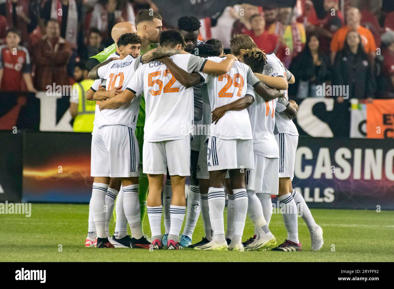 Toronto, Ontario, Canada. 30 settembre 2023. I giocatori del Toronto FC si riuniscono prima della partita MLS tra Toronto FC e FC Cincinnati al BMO Field di Toronto. Il gioco si è concluso nel 2-3 per FC Cincinnati (Credit Image: © Angel Marchini/ZUMA Press Wire) SOLO PER USO EDITORIALE! Non per USO commerciale! Foto Stock