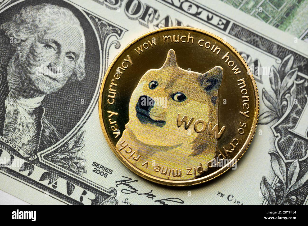 Calgary, Alberta. Canada. 22 febbraio 2022. Un Dogecoin con soldi americani sullo sfondo. Una criptovaluta creata dal motore software Foto Stock