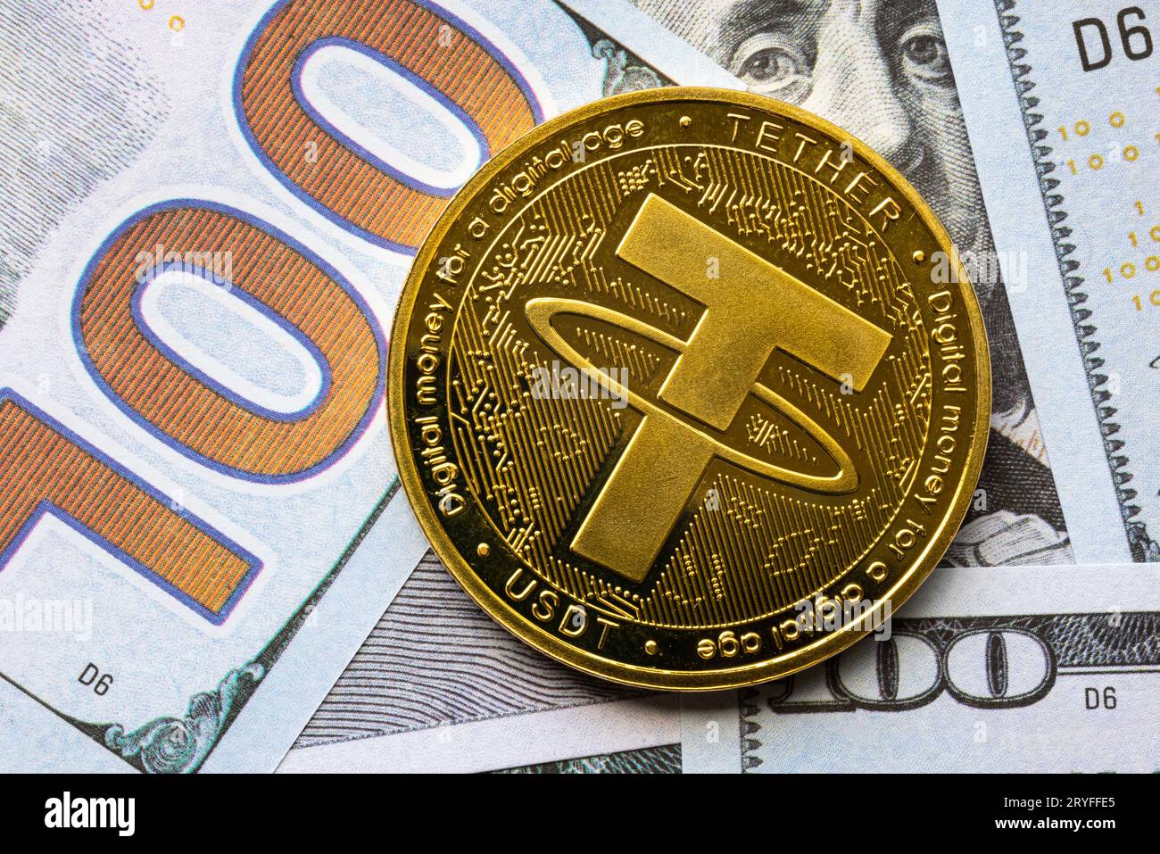 Calgary, Alberta. Canada. 22 febbraio 2022. Una moneta Tether con soldi americani sullo sfondo. Una blockchain di criptovaluta, emessa in H Foto Stock
