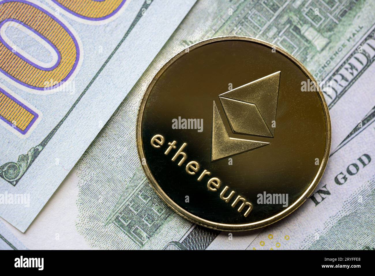 Calgary, Alberta. Canada. 22 febbraio 2022. Una moneta Ethereum con soldi americani sullo sfondo. Un blockchai decentralizzato e open source Foto Stock