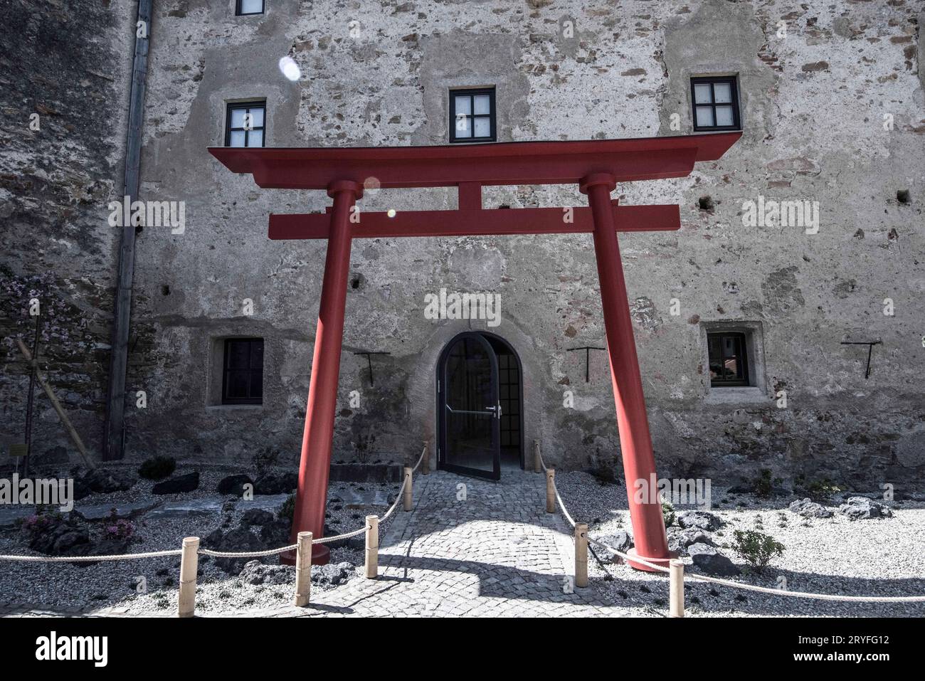 Porta asiatica, facciata di un edificio Foto Stock
