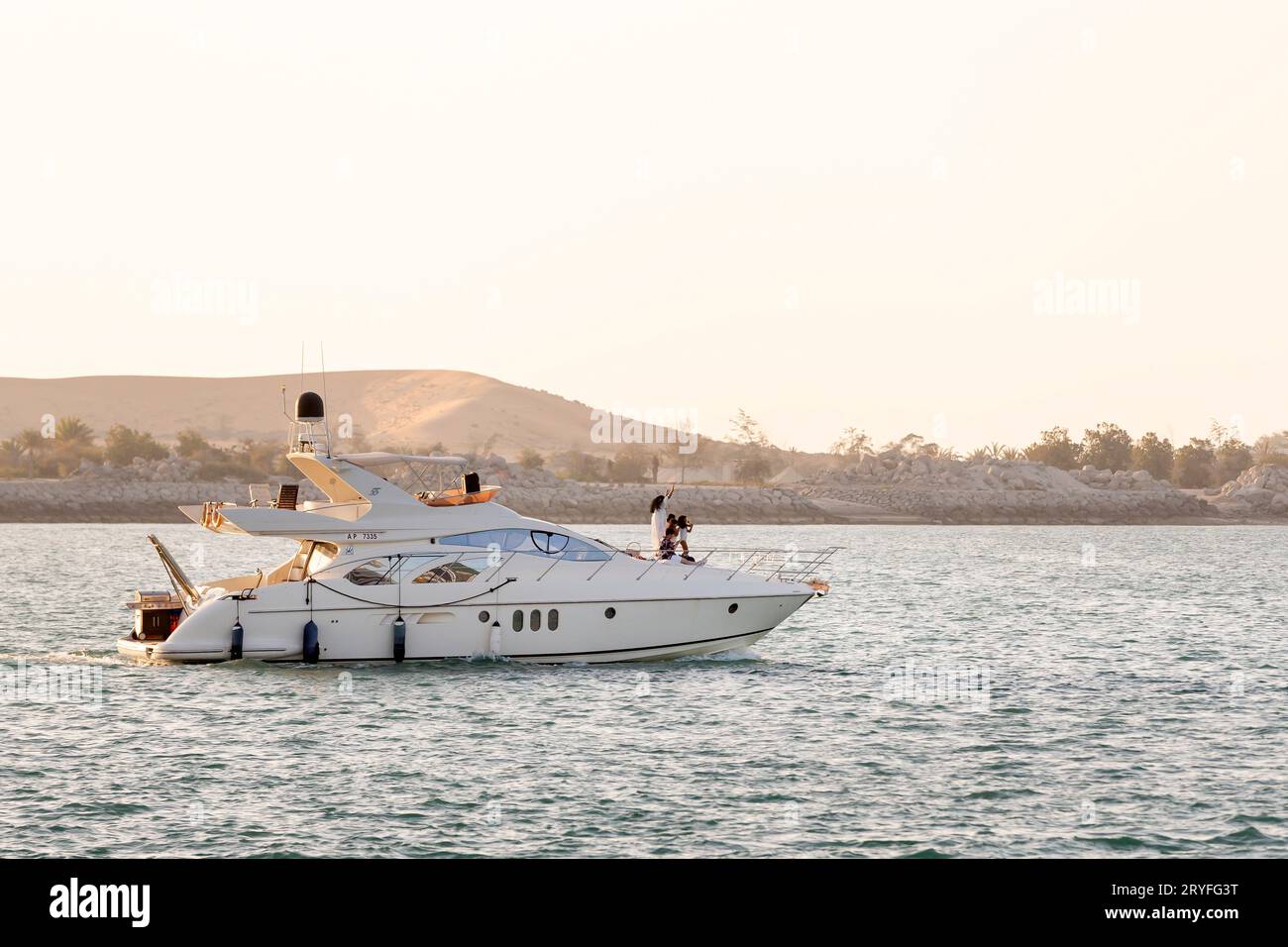 Abu Dhabi, Emirati Arabi Uniti - 6 aprile 2021: Gita in yacht al tramonto, stile di vita di lusso ad Abu Dhabi. Persone che si godono il tempo e divertirsi. Foto Stock