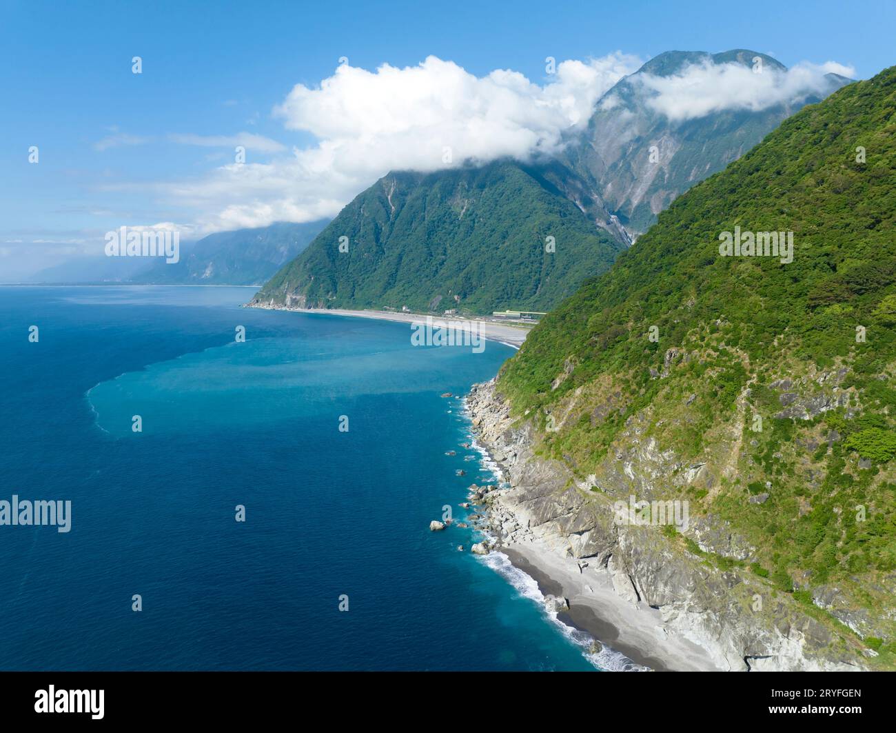 Vista aerea e strada di scogliera sul mare per il parco nazionale di Taroko , Hualien , Taiwan Foto Stock