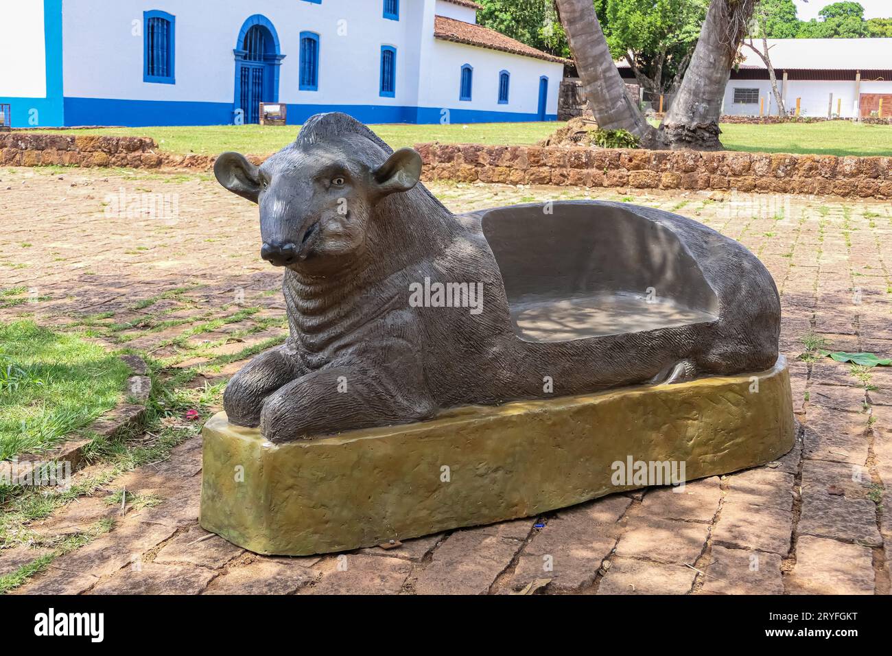 Panchina del parco a forma di tapir, Chapada dos GuimarÃ£es, Brasile Foto Stock