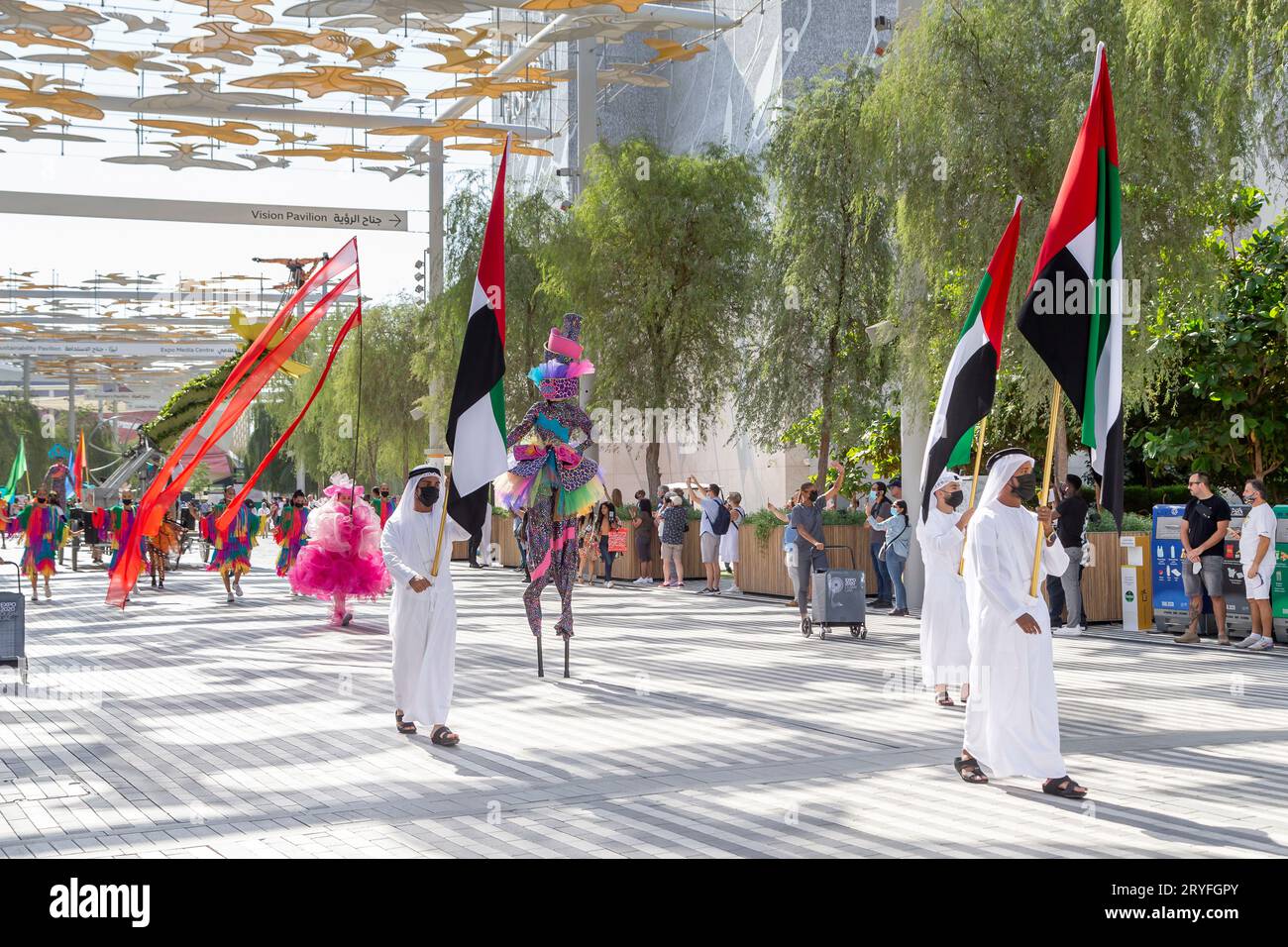 Dubai, Emirati Arabi Uniti - 15 novembre 2021: Sfilata giornaliera all'Expo 2020 di Dubai. Speciale celebrazione culturale commovente. Foto Stock