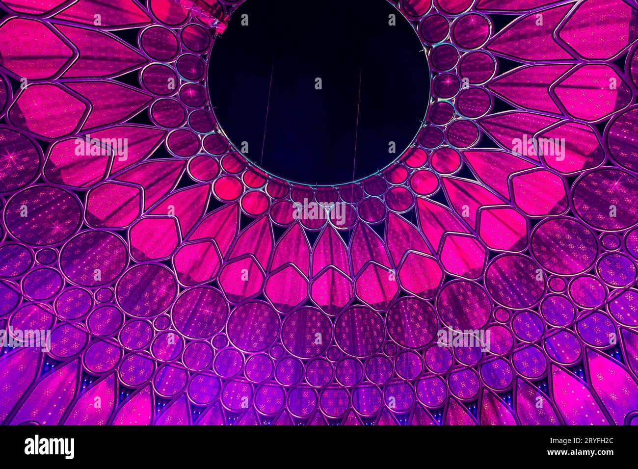 Dubai, Emirati Arabi Uniti - 4 novembre 2021: Al Wasl Plaza si illumina di colori molto peri all'Expo 2020. Colore Pantone dell'anno 2022. Foto Stock