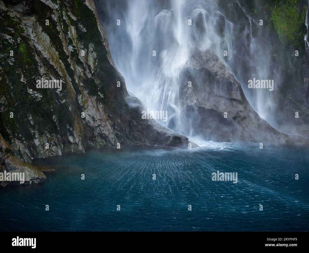 Movimento dell'acqua e piscina di Lady Barron Falls, nuova Zelanda. L'acqua azzurra è incantevole, il bianco dell'enorme goccia d'acqua e le pareti di roccia bagnata. Foto Stock
