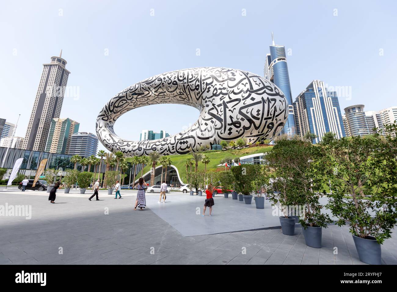 Dubai, Emirati Arabi Uniti - 28 marzo 2022: I visitatori che scattano foto accanto al Museo del futuro di Dubai, architettura moderna Foto Stock