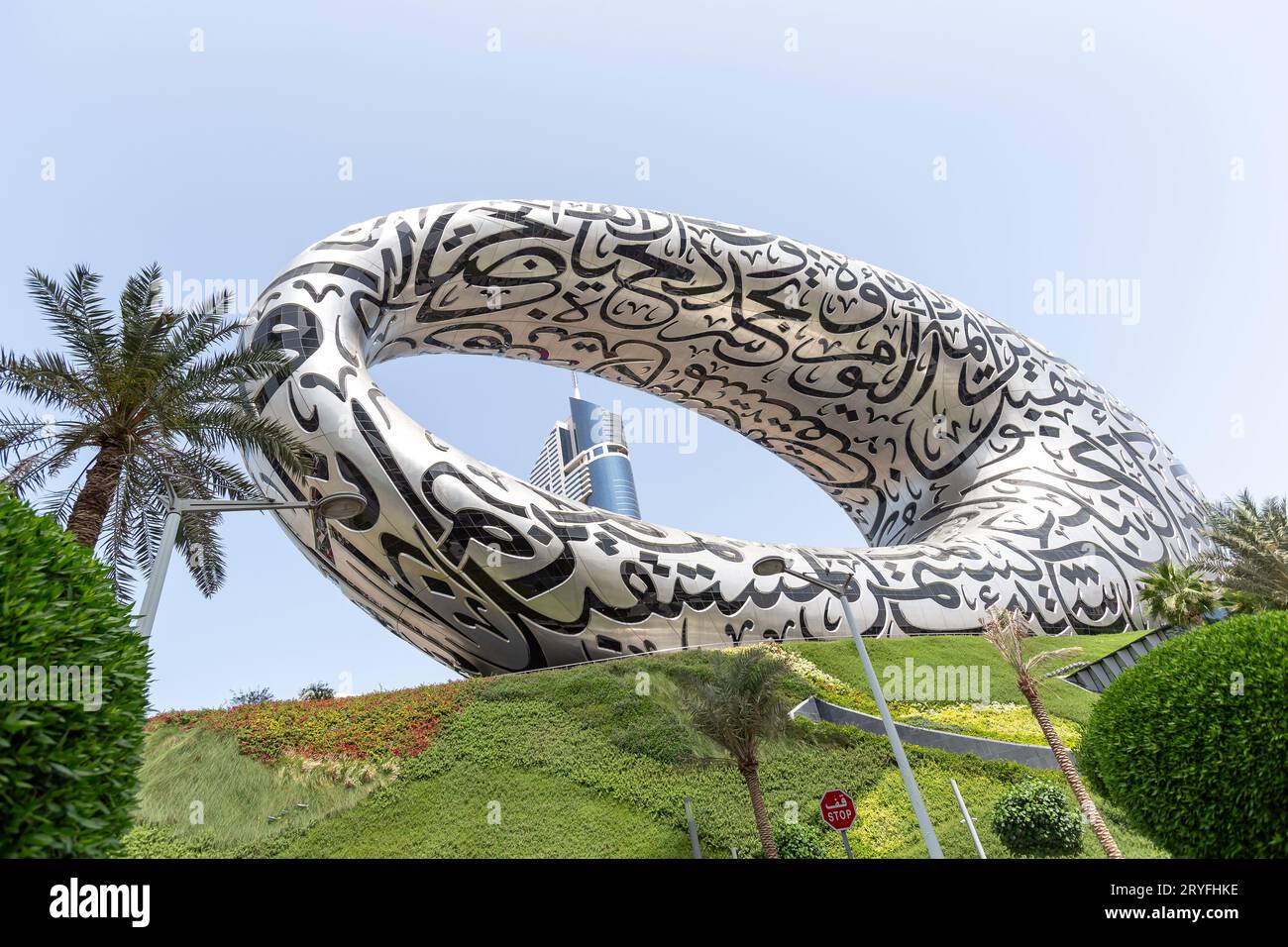 Dubai, Emirati Arabi Uniti - 28 marzo 2022: Esterno unico e moderno del Museo del futuro a Dubai durante il giorno Foto Stock