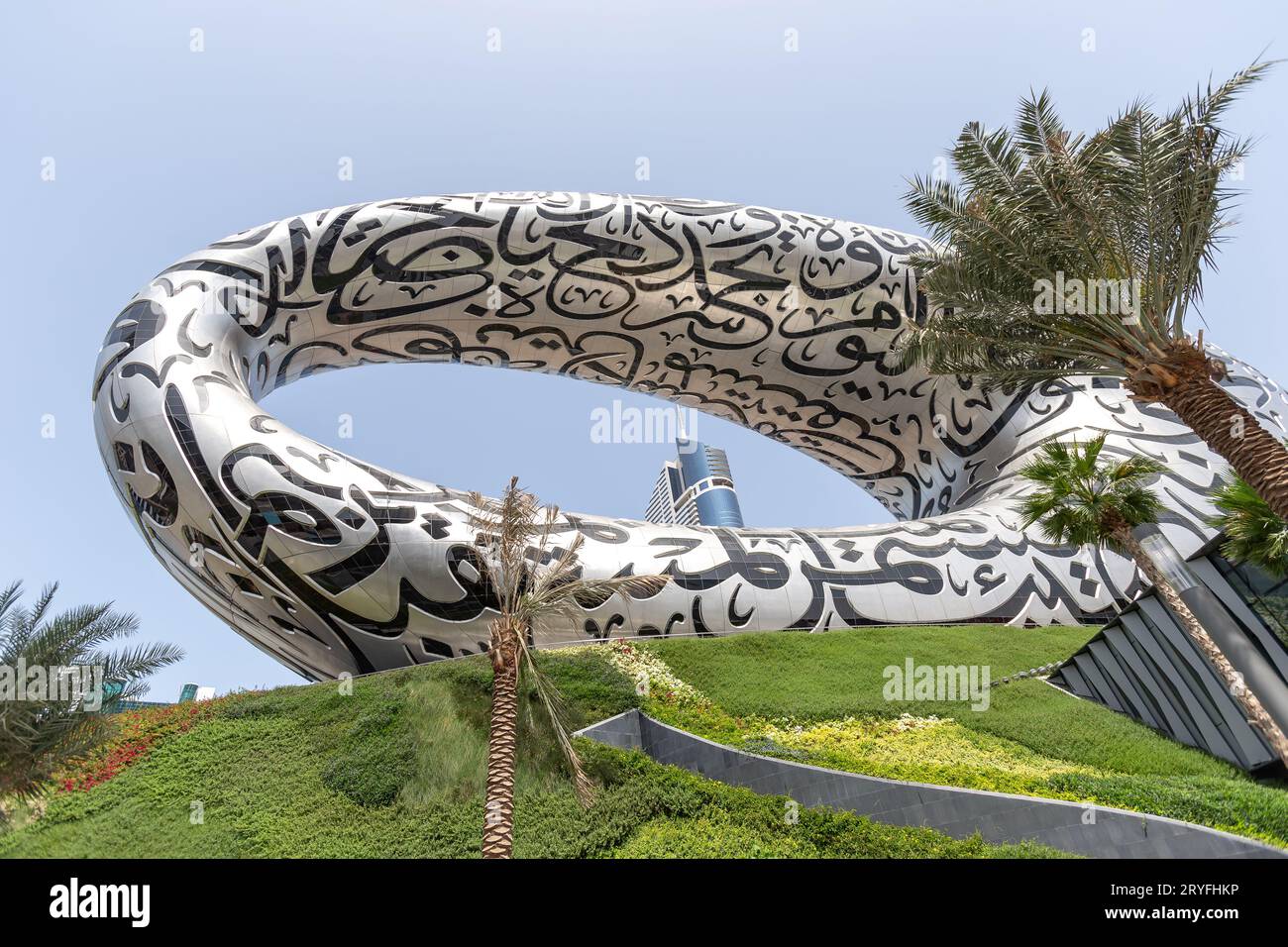 Dubai, Emirati Arabi Uniti - 28 marzo 2022: Esterno moderno del famoso Museo del futuro di Dubai durante il giorno Foto Stock