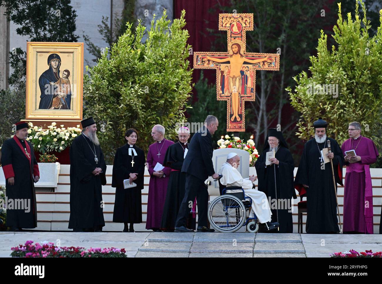 Papa Francesco conduce una veglia ecumenica di preghiera in piazza San Pietro in Vaticano il 30 settembre 2023 alla vigilia dell'Assemblea generale del Sinodo. Foto di Eric Vandeville/ABACAPRESS.COM Credit: Abaca Press/Alamy Live News Foto Stock