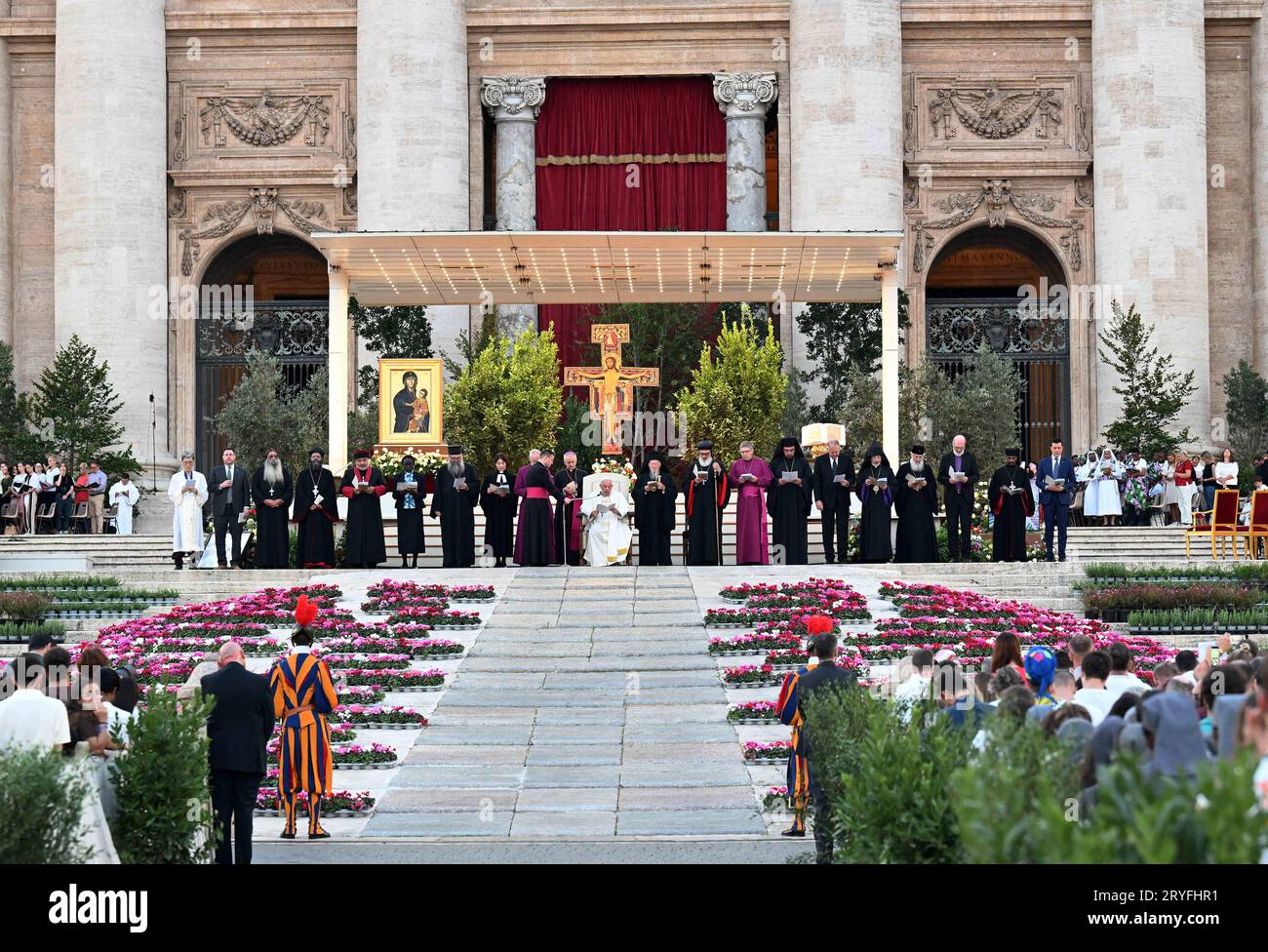 Papa Francesco conduce una veglia ecumenica di preghiera in piazza San Pietro in Vaticano il 30 settembre 2023 alla vigilia dell'Assemblea generale del Sinodo. Foto di Eric Vandeville/ABACAPRESS.COM Credit: Abaca Press/Alamy Live News Foto Stock