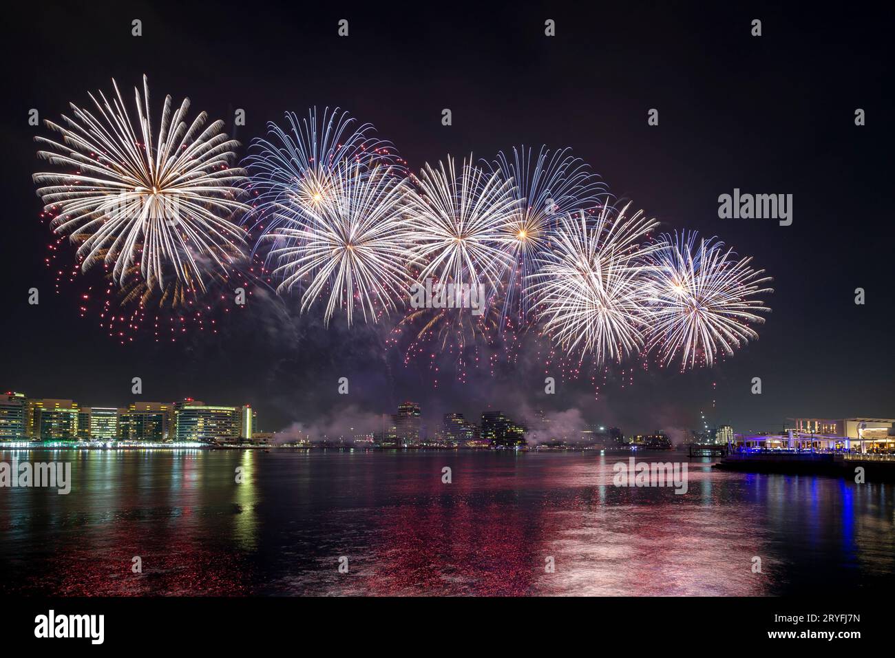 Fuochi d'artificio sopra il lago nella baia di Yas per le celebrazioni degli Eid ad Abu Dhabi Foto Stock