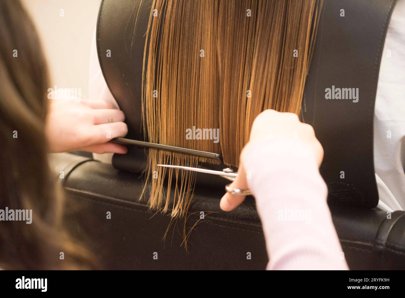 Capelli styling presso il parrucchiere Foto Stock