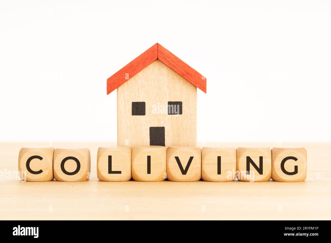 Concetto di Coliving. Economia di condivisione co-living comunitario. Blocchi di legno con testo e modello di casa Foto Stock