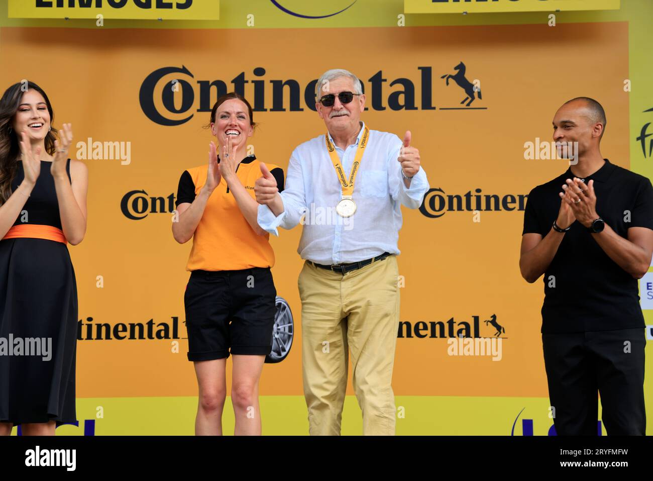 Limoges, Francia. 8 luglio 2023. Émile Roger Lombertie sindaco di Limoges riceve una medaglia al traguardo dell'ottava tappa Libourne-Limoges del Tour de Foto Stock