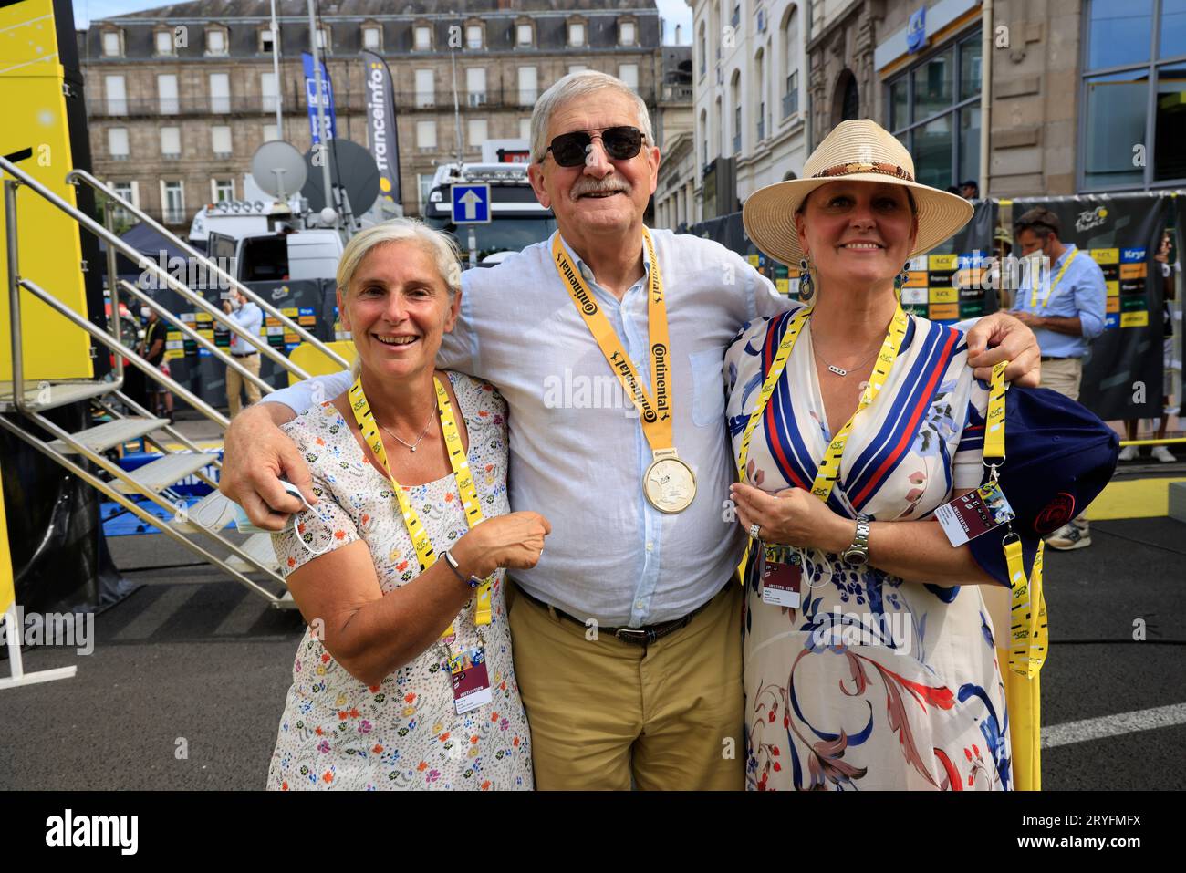 Limoges, Francia. 8 luglio 2023. Émile Roger Lombertie sindaco di Limoges riceve una medaglia al traguardo dell'ottava tappa Libourne-Limoges del Tour de Foto Stock
