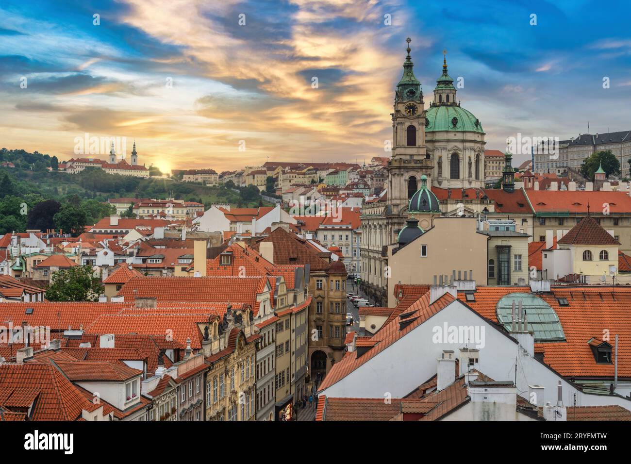 Praga Repubblica Ceca, vista dall'alto dello skyline della città al tramonto nella città vecchia di Praga e in St Nicholas Churc Foto Stock