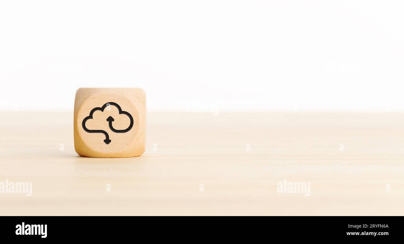 Icona del cloud computing su un blocco di legno. Spazio di copia Foto Stock