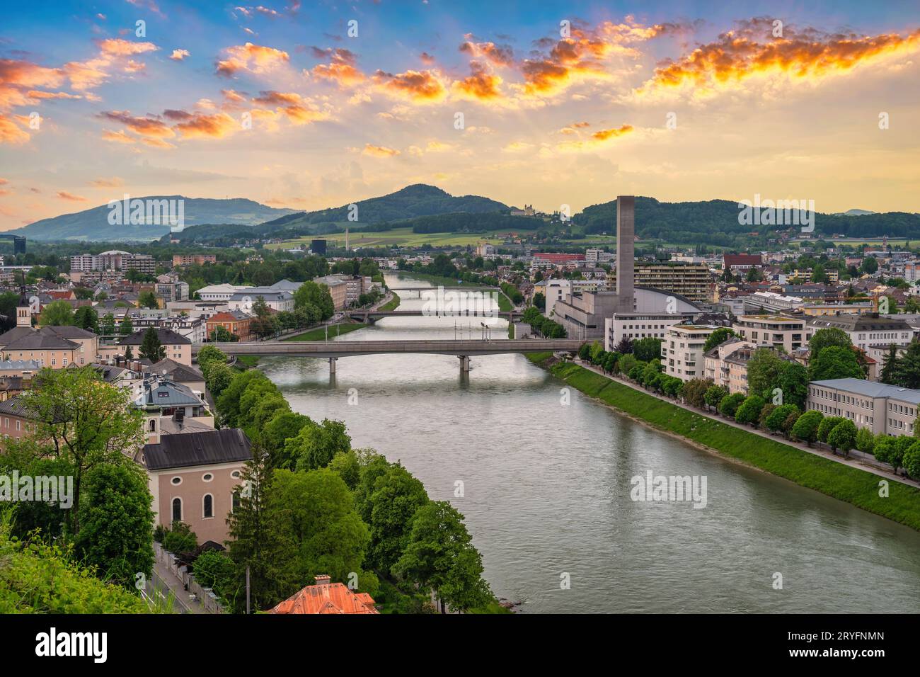 Salisburgo Austria, skyline della città al tramonto del centro di Salisburgo e fiume Salzace Foto Stock