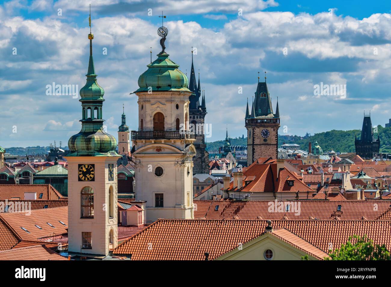 Praga Repubblica Ceca, vista ad angolo alto skyline della città nel centro storico di Praga, Repubblica Ceca Foto Stock
