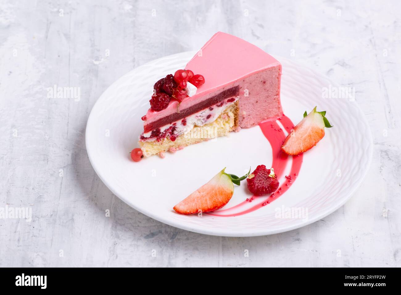 Primo piano di un pezzo di torta di topo di bacche. Foto Stock