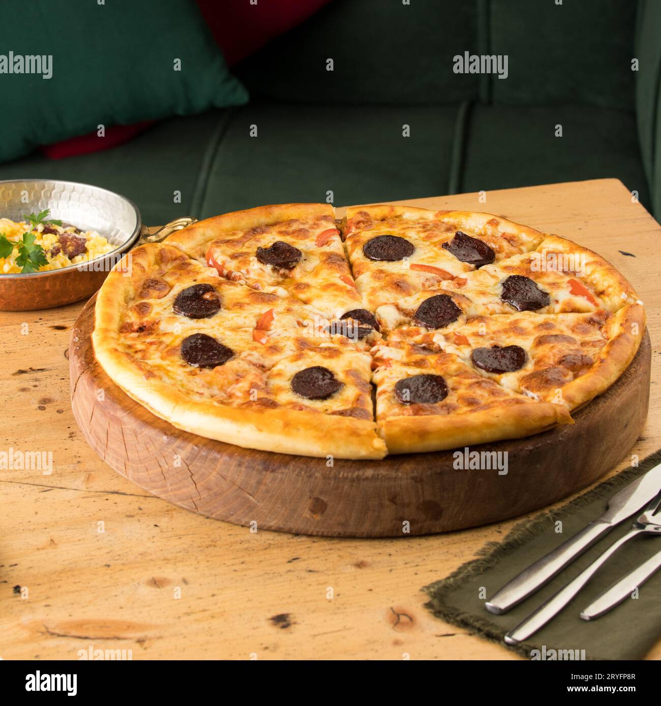 Primo piano sulla pizza appena sfornata su un tavolo Foto Stock