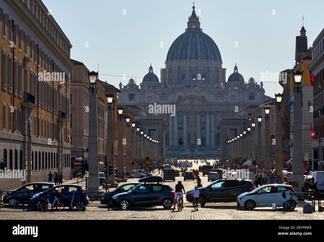 Vista frontale sulla cattedrale di San Pietro da via della conciliazione in una calda giornata di sole Foto Stock