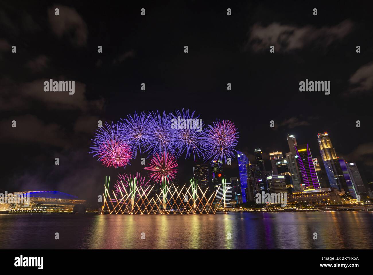 Spettacolo di fuochi d'artificio a Singapore, festa del conto alla rovescia a Marina Bay, colorato fuochi d'artificio di Capodanno Foto Stock