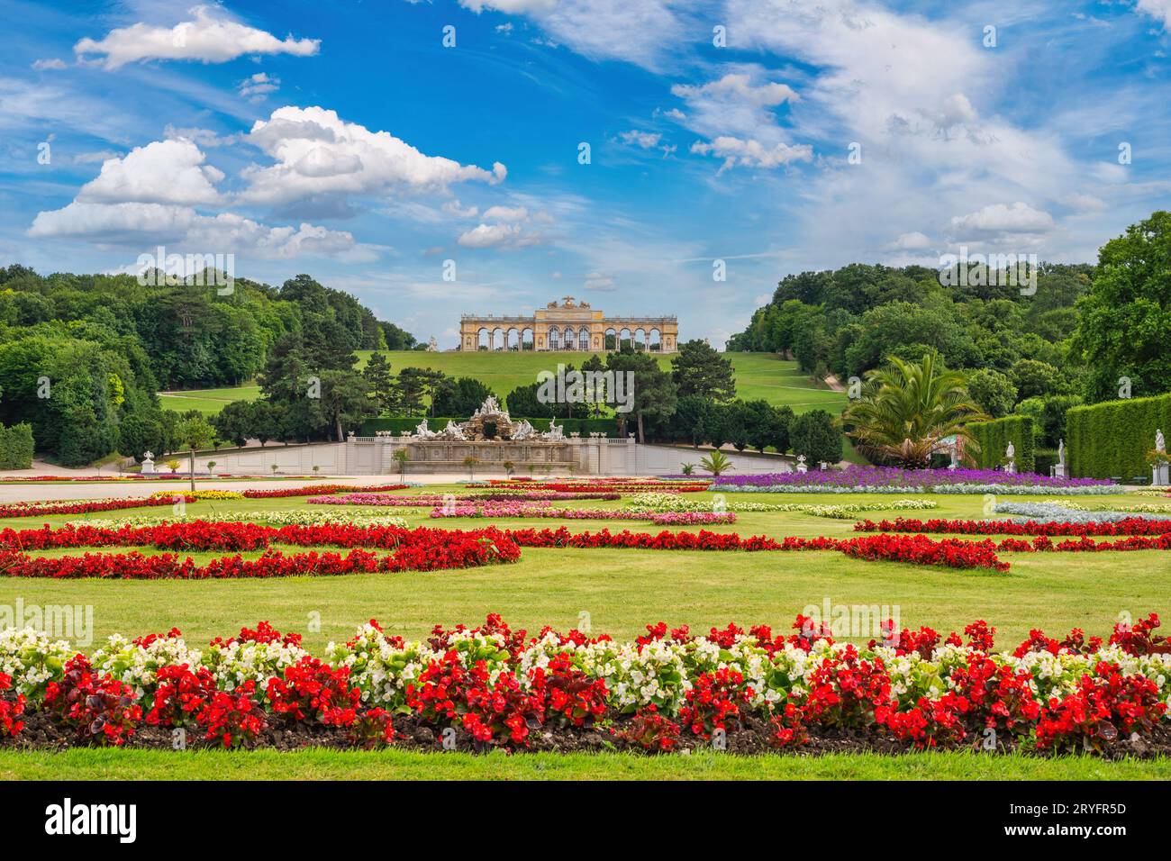 Vienna, Austria - 24 giugno 2015: Skyline della città a Gloriette e giardino di Schonbrunn Foto Stock