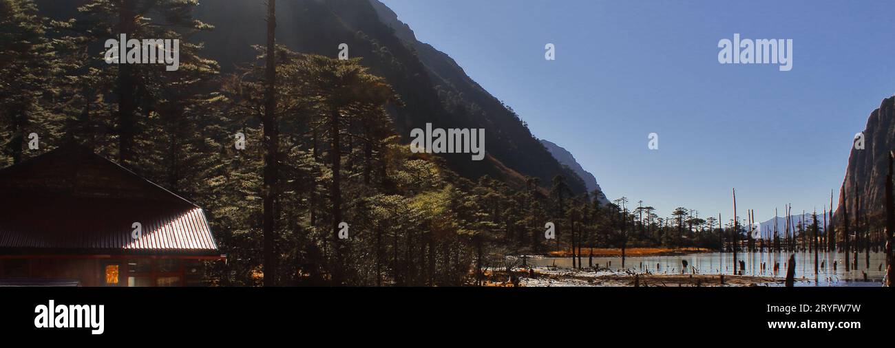 vista panoramica del lago madhuri o del lago sungester, una famosa destinazione turistica di tawang, situata sulle colline pedemontane dell'himalaya nell'arunachal pradesh, india Foto Stock