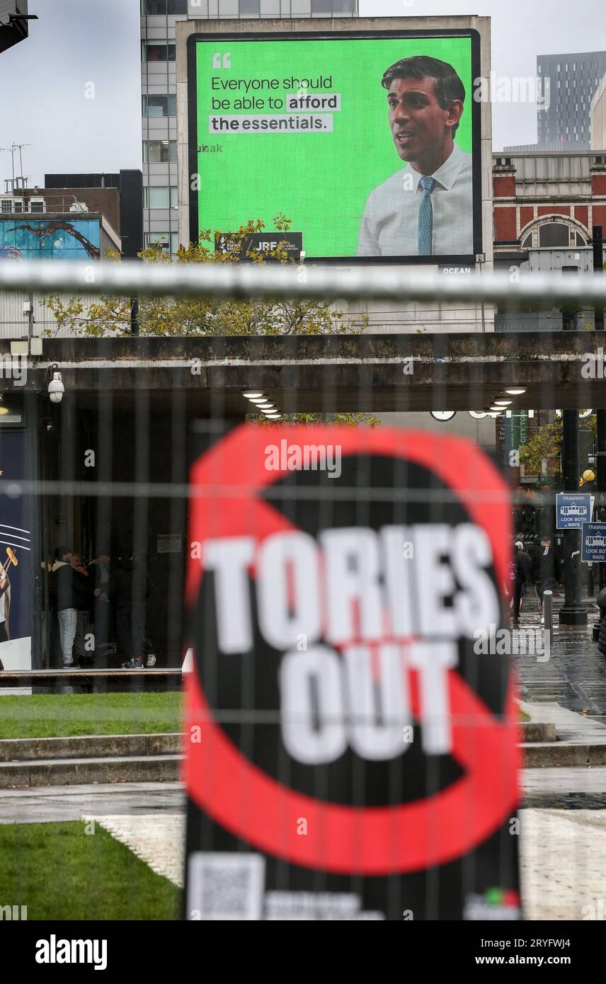 Manchester, Regno Unito. 30 settembre 2023. Un cartello con la scritta "Tories Out" viene mostrato in modo prominente durante un incontro per discutere della pace nel mondo nella tenda dell'Assemblea popolare nei Giardini Piccadilly, mentre un cartellone Beyond mostra il primo Ministro Rishi Sunak. L'evento si è tenuto per protestare contro le politiche del governo alla Conferenza del Partito Conservatore. Credito: SOPA Images Limited/Alamy Live News Foto Stock