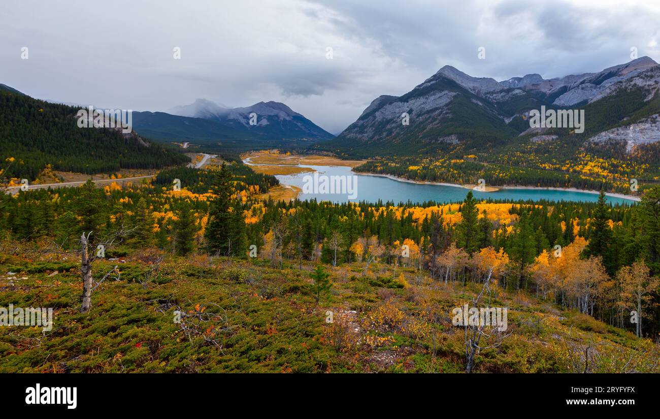 Canada Scenic Autumn Colour Change Landscape. Paesaggio panoramico del Lago Barriero, lontane nuvole di tempeste cime di montagna coperte Kananaskis Country Alberta Foto Stock