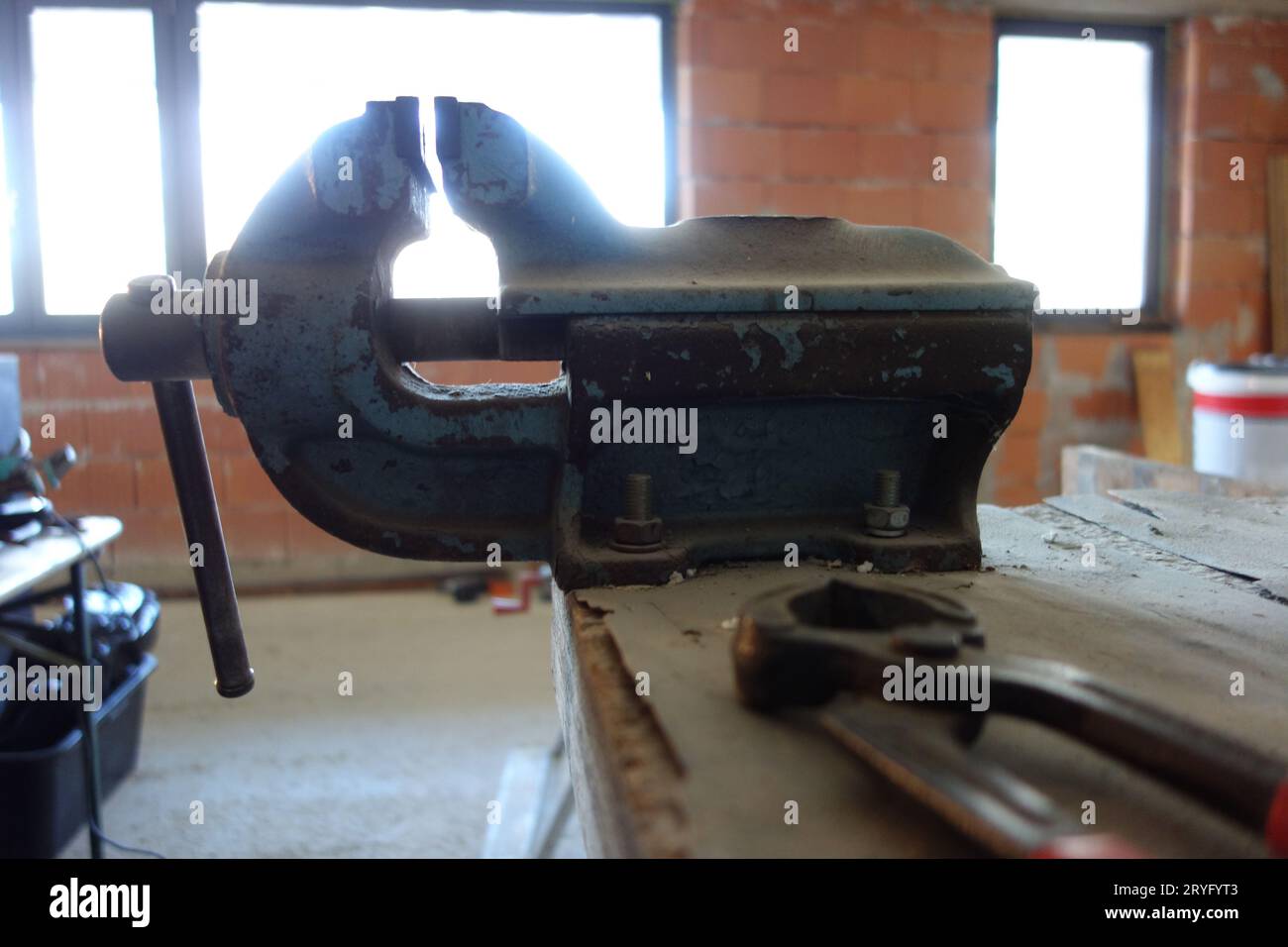 Un morsetto in officina Foto Stock