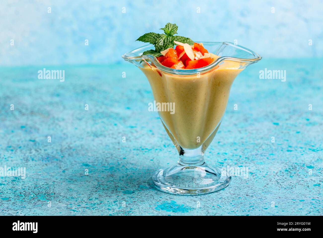 Dessert di pesca cremoso fatto in casa. Foto Stock