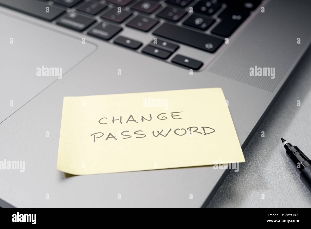Messaggio di modifica della password sul promemoria sul laptop. Concetto di gestione della protezione del computer Foto Stock Messaggio di modifica della password sul promemoria sul laptop. Concetto di gestione della protezione del computer Foto Stock