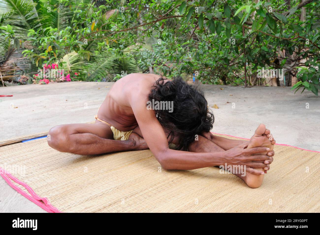 Janu sirsasana o posa testa al ginocchio durante lo yoga Foto Stock