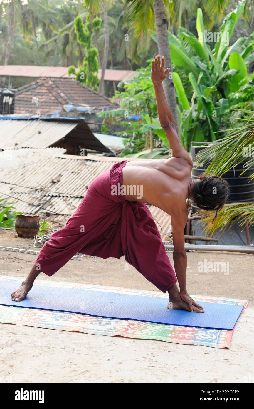 Utthita trikonasana o triangolo posa nello yoga Foto Stock