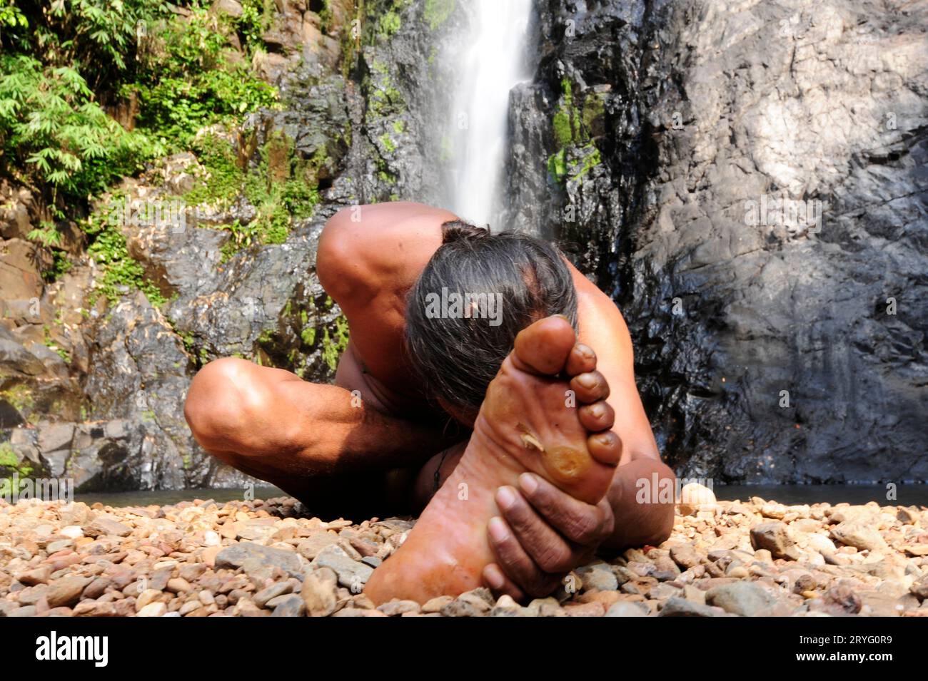 Janu sirsasana o posa testa al ginocchio durante lo yoga Foto Stock