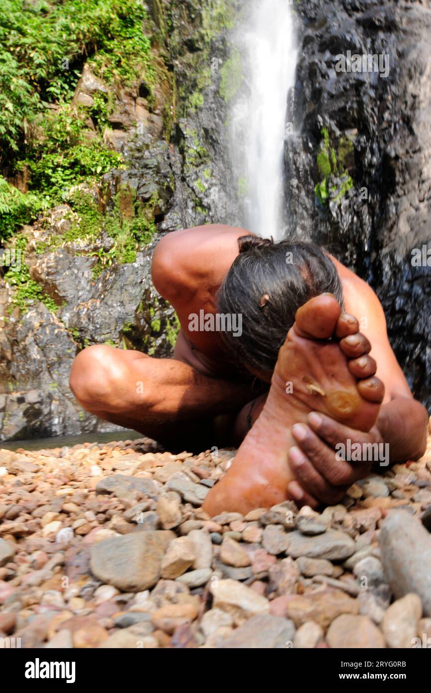 Janu sirsasana o posa testa al ginocchio durante lo yoga Foto Stock