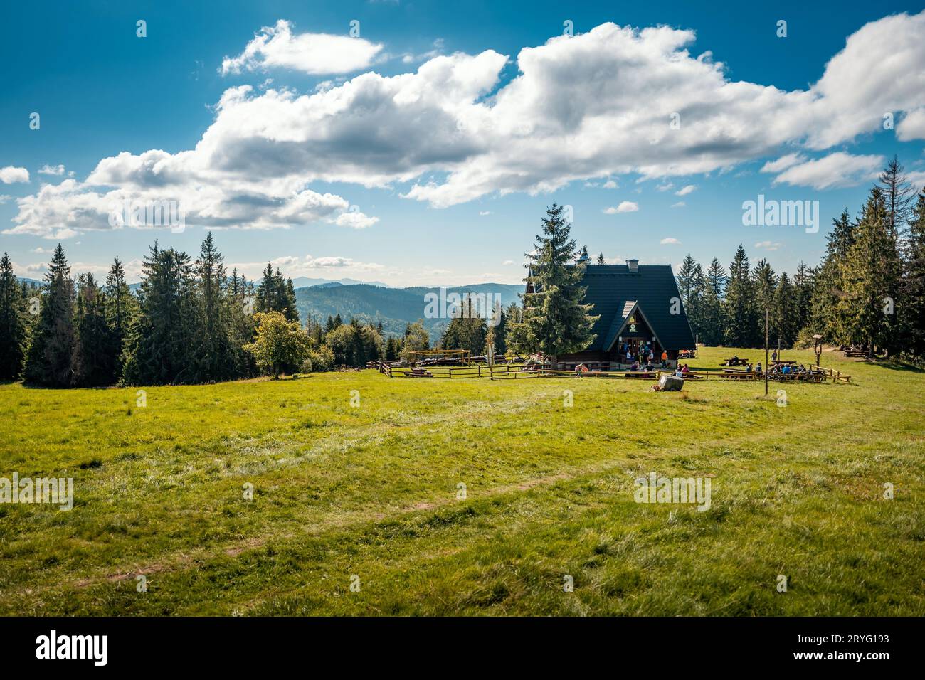 Glinka, Polonia - 16 settembre 2023: Rifugio di montagna. Splendido panorama delle Beskid Mountains. Vista da Krawcow Wierch. Prato di montagna. Beskid Z Foto Stock