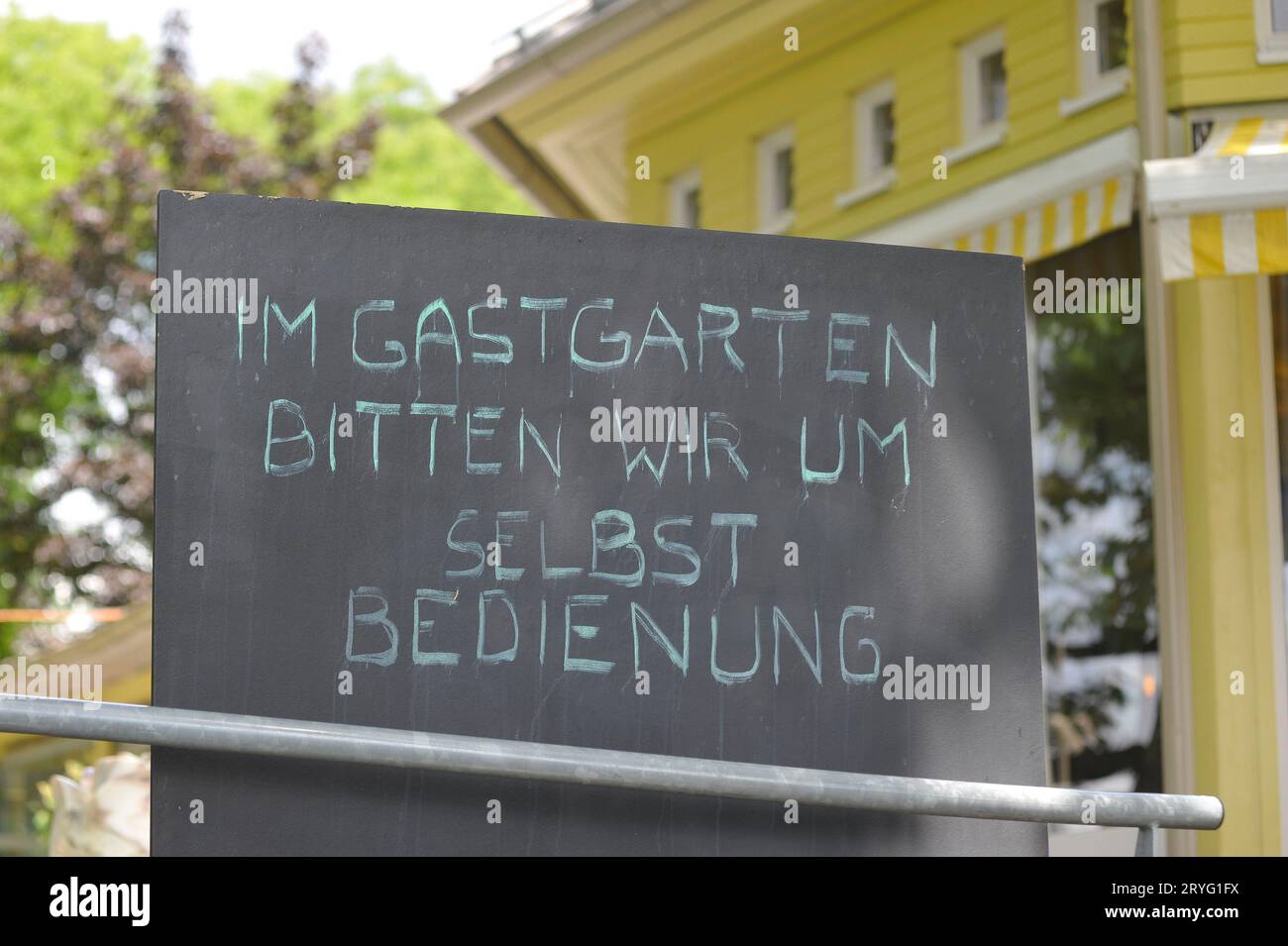 Servizio self-service in una struttura di catering Foto Stock