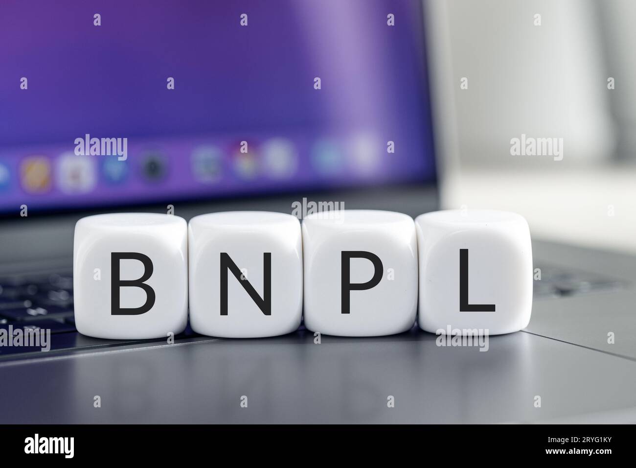 Concetto BNPL o Buy Now Pay Later. Testo su blocchi cubi sul notebook Foto Stock