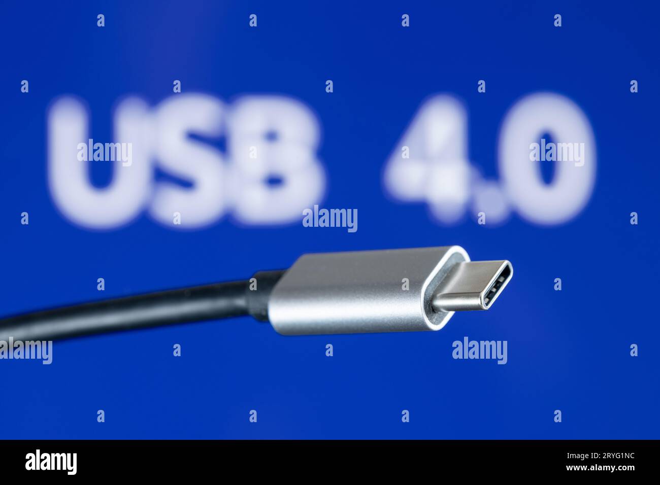 Cavo con spina da USB4 mm su sfondo blu con testo USB 4,0. Nuovo protocollo USB del computer Foto Stock