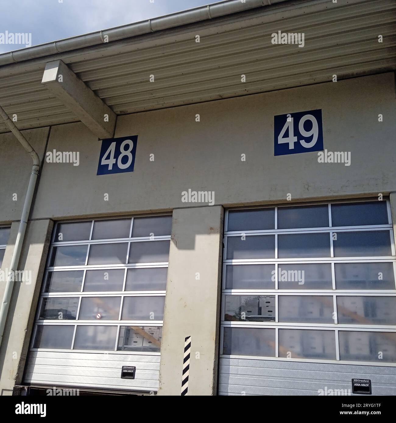 Corriere e spedizioniere nella logistica dei trasporti Foto Stock